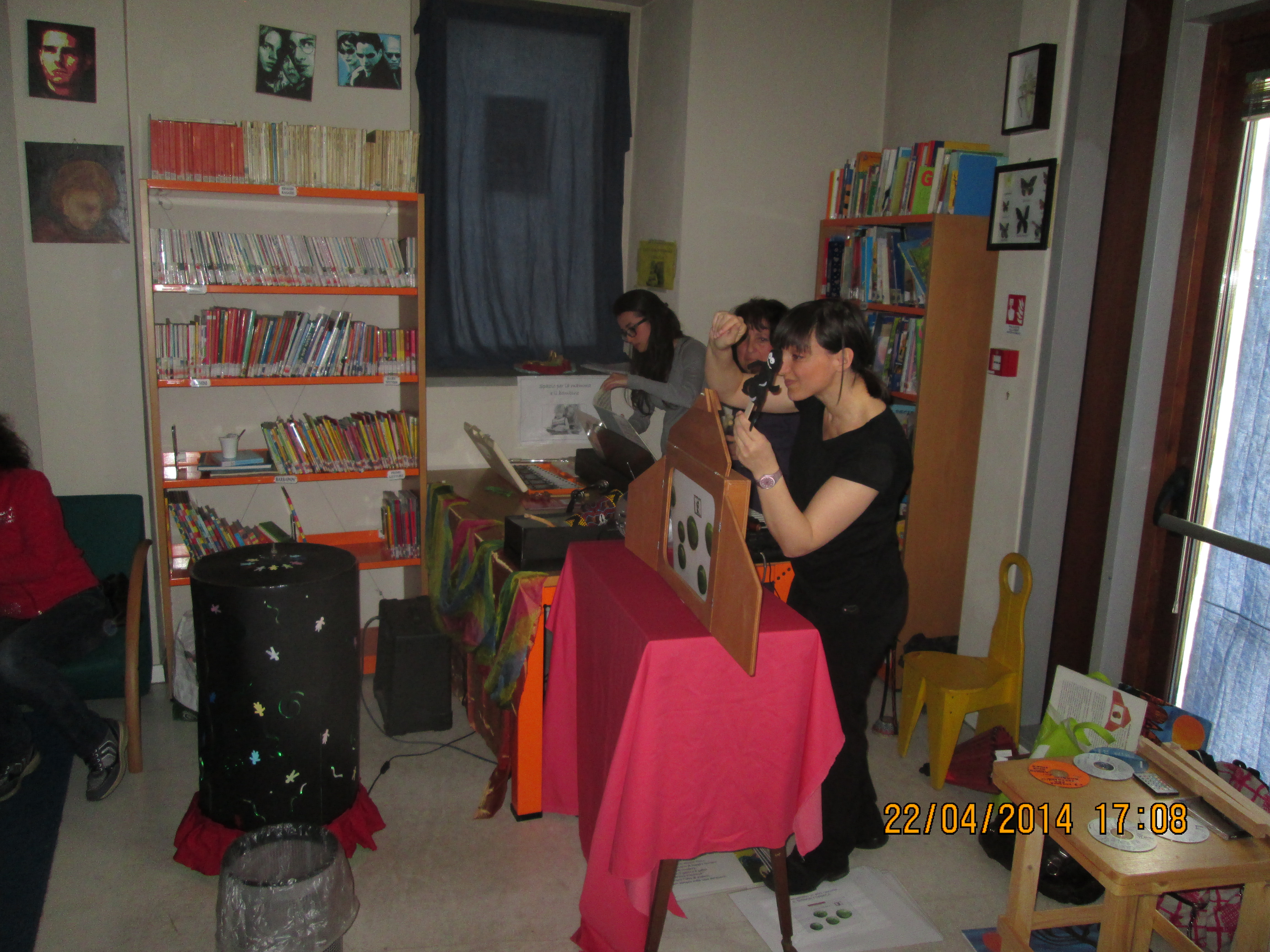 "In viaggio col kamishibai" presso la biblioteca di Albano S.Alessandro Con l'educatrice Monia Fratus e la flautista Euridice Pezzotta